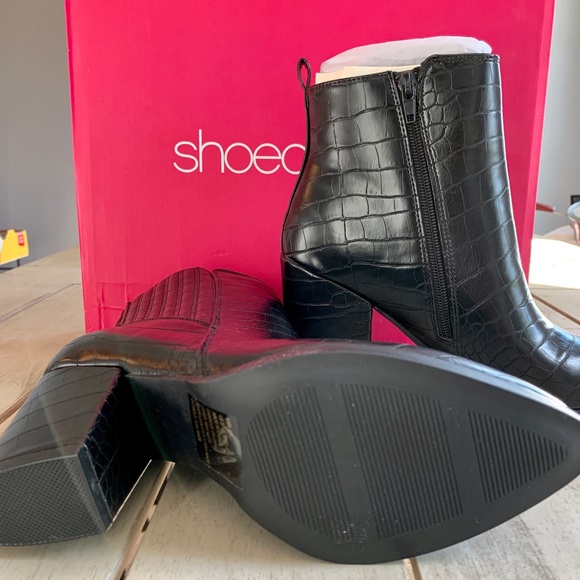 NIB BLACK BLOCK HEEL BOOTIES. - Picture 4 of 5